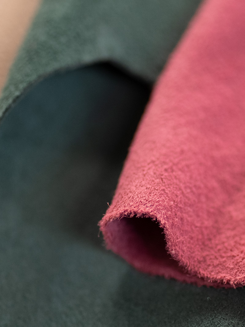 Hochwertige Lederstoffe in Dunkelgrün und Pink.
