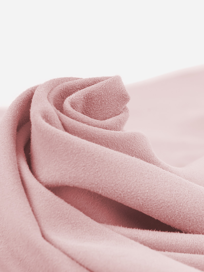 Hochwertiger Lederstoff in Rosa, leicht eingerollt.
