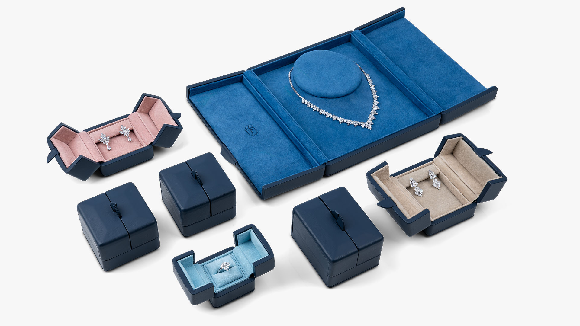 Arrangement der Etuiserie in verschiedenen Ausführungen in der Außenfarbe Indigo.