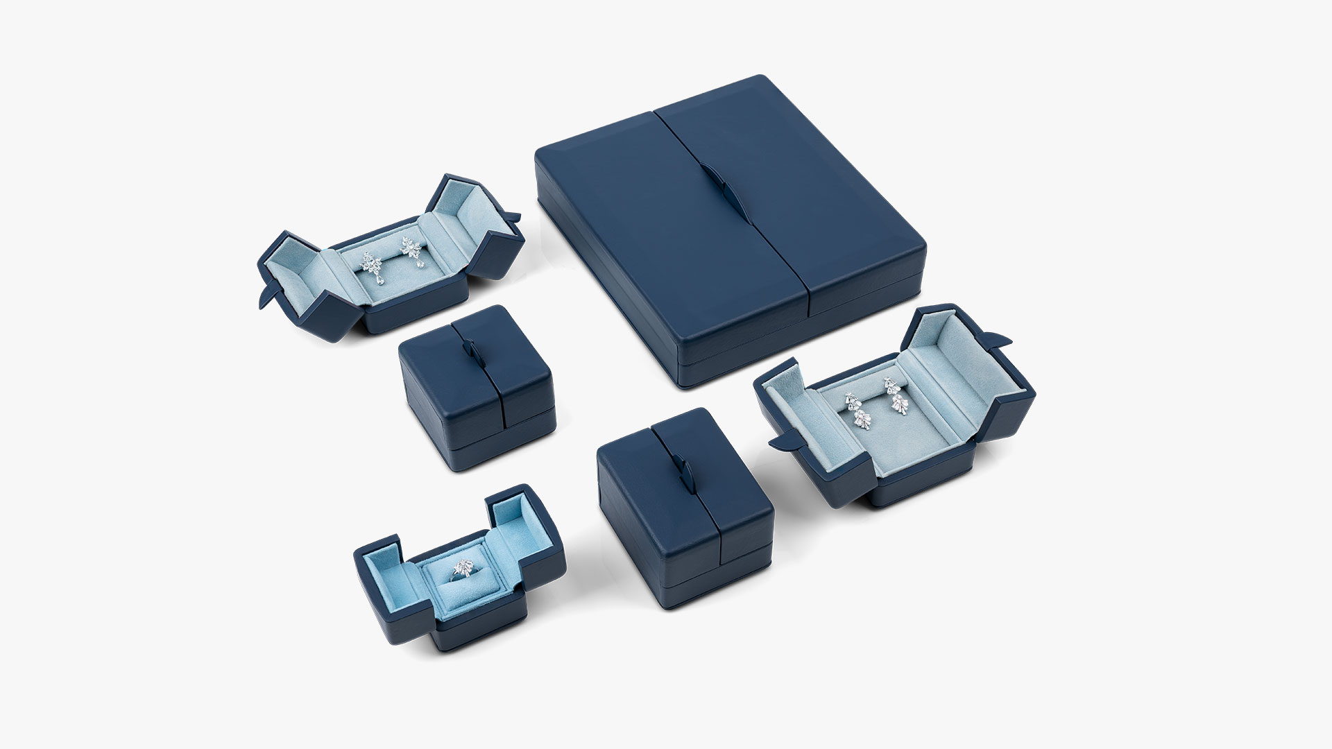Arrangement der Etuiserie in verschiedenen Ausführungen in der Außenfarbe Indigo und Innenfarbe Ciel.