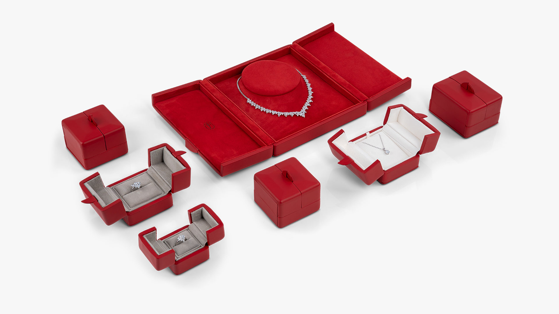 Arrangement der Etuiserie in verschiedenen Ausführungen in der Außenfarbe Lipstick.