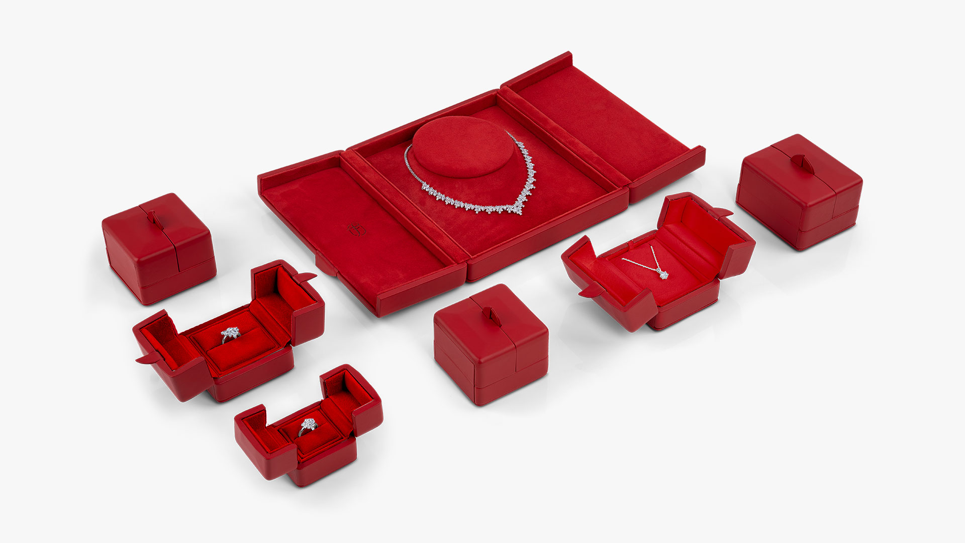 Arrangement der Etuiserie in verschiedenen Ausführungen in der Außenfarbe Lipstick und Innenfarbe Rouge.