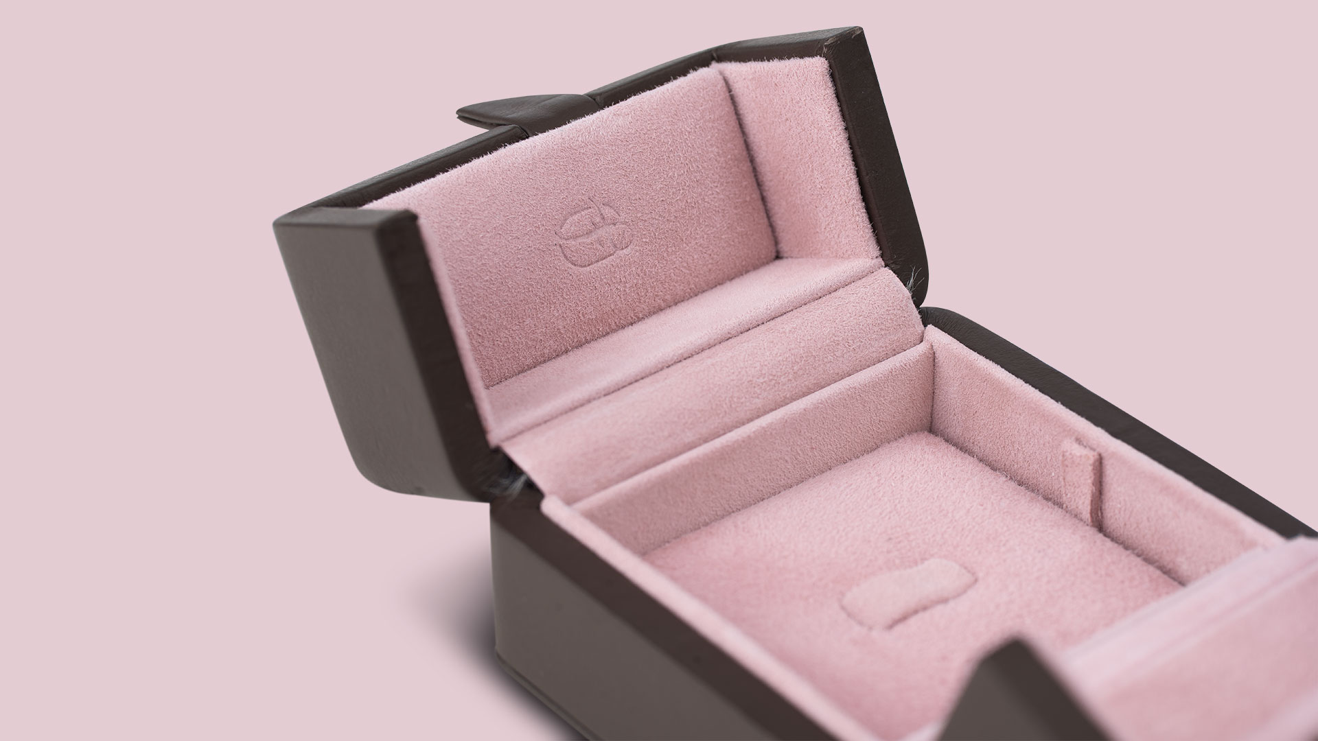 Nahaufnahme eines Ring-Etuis mit Ringzunge der Serie Versailles mit Außenfarbe Terra und Innenfarbe Rose.