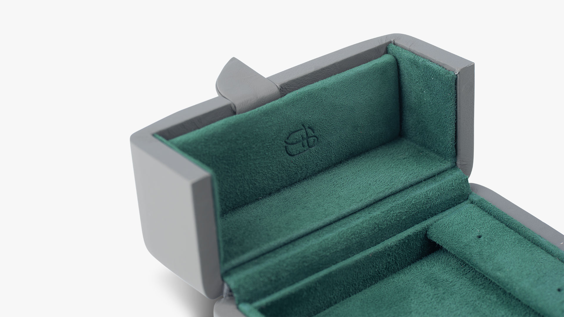 Nahaufnahme eines Ohrschmuck-Etuis der Serie Versailles mit Außenfarbe Grey Brown und Innenfarbe Billard.