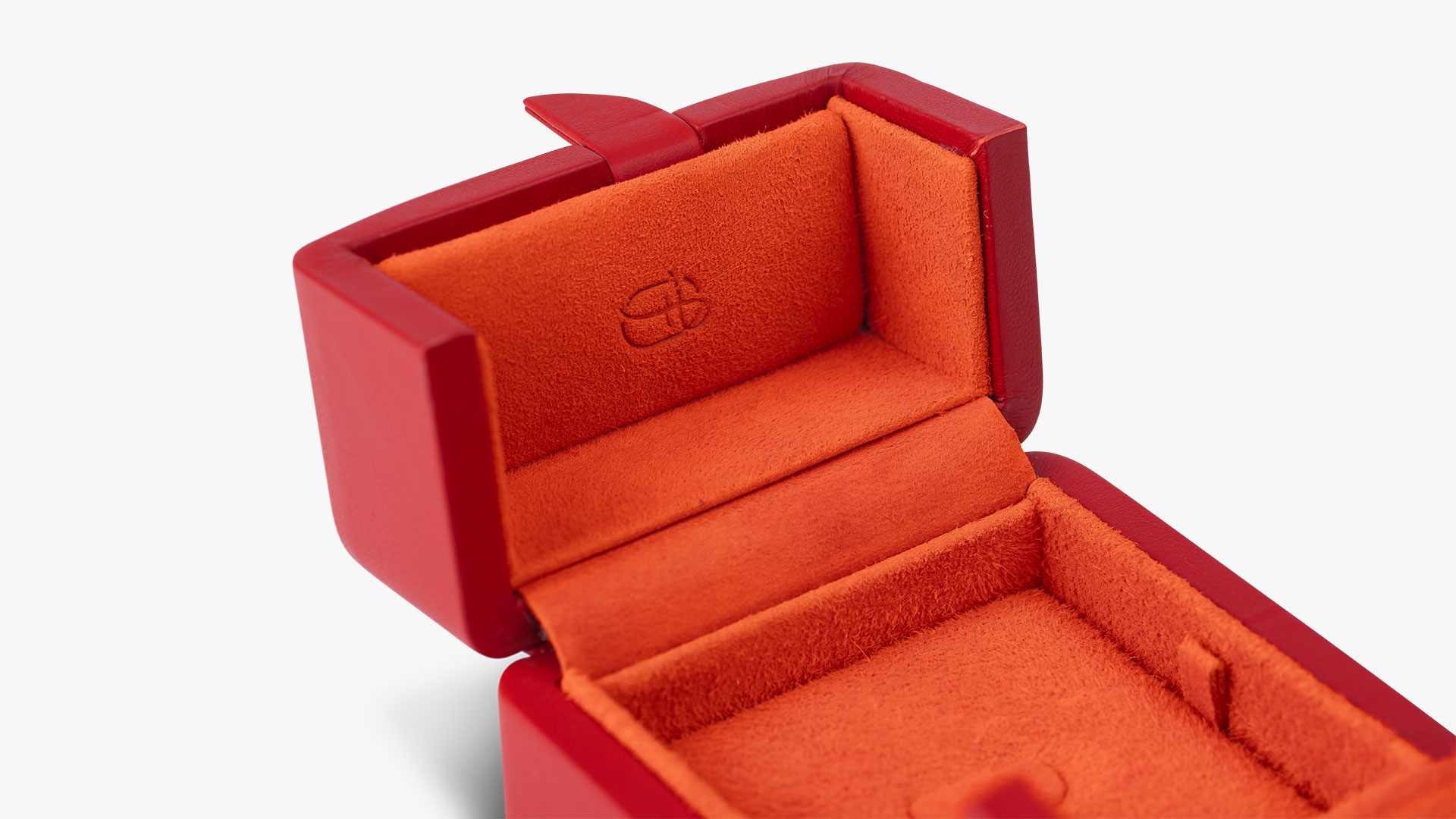 Nahaufnahme eines Ring-Etuis mit Ringzunge der Serie Versailles mit Außenfarbe Lipstick und Innenfarbe Rouge.