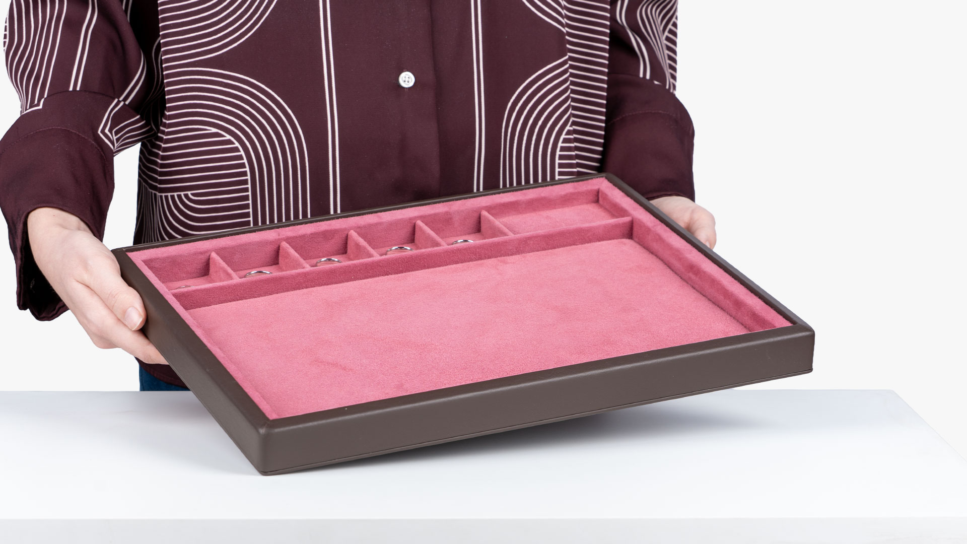 Hochwertiges Vorlagetablett in der Außenfarbe Terra und Innenfarbe Rose Fluo.