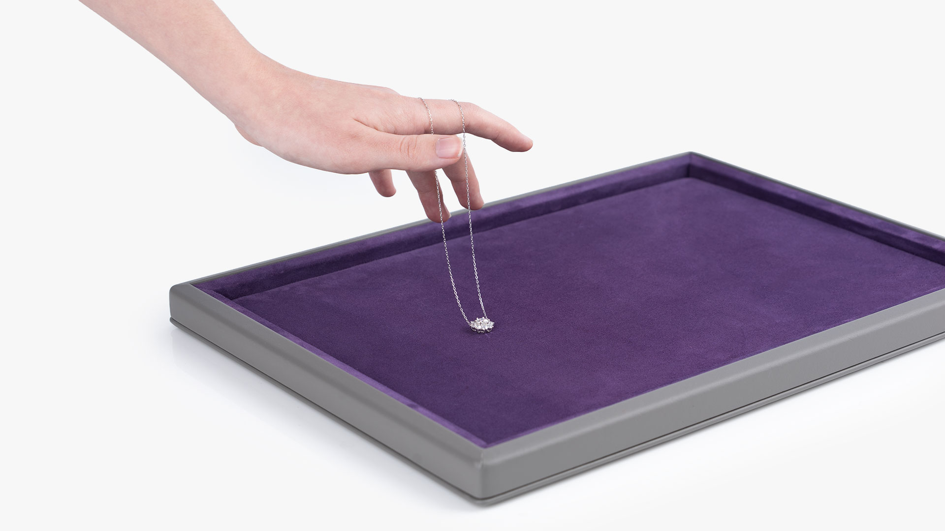 Hochwertiges Vorlagetablett in der Außenfarbe Grey Brown und Innenfarbe Prune.