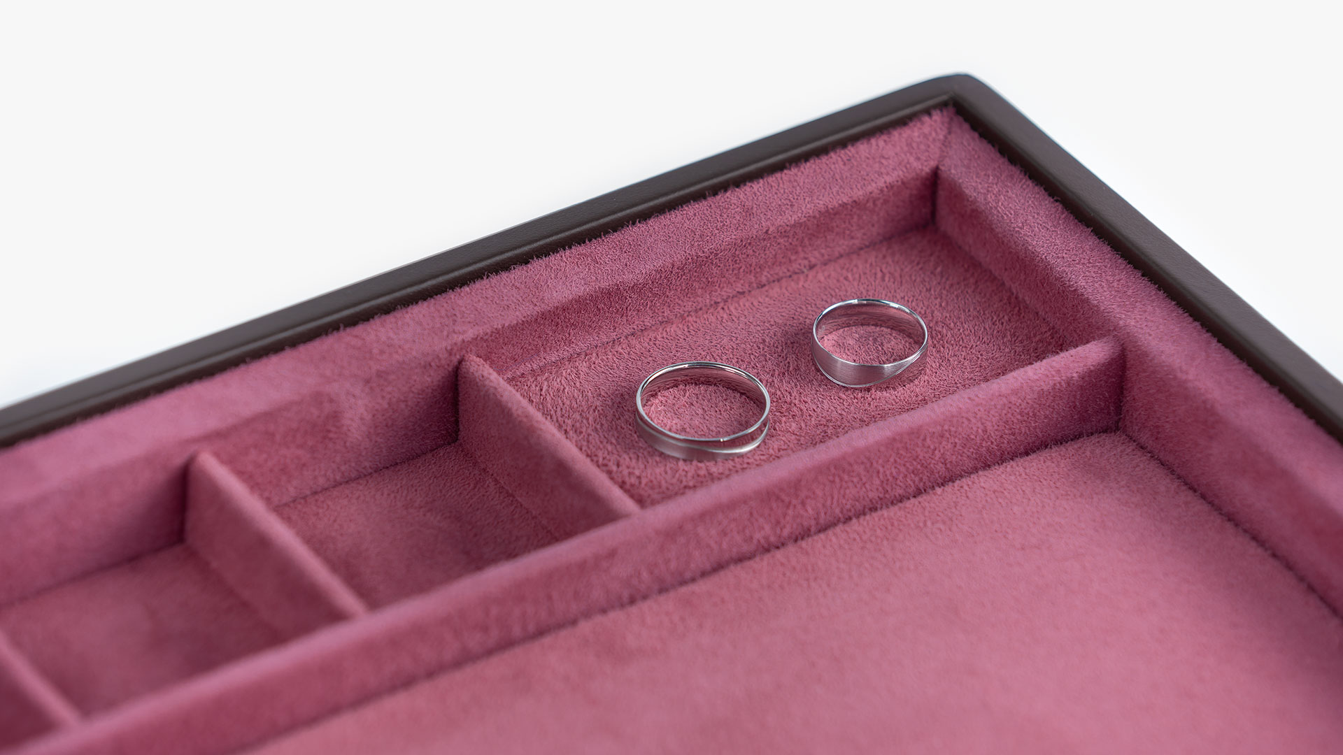 Nahaufnahme des hochwertigen Vorlagetabletts für Ringe in der Außenfarbe Terra und Innenfarbe Rose Fluo.