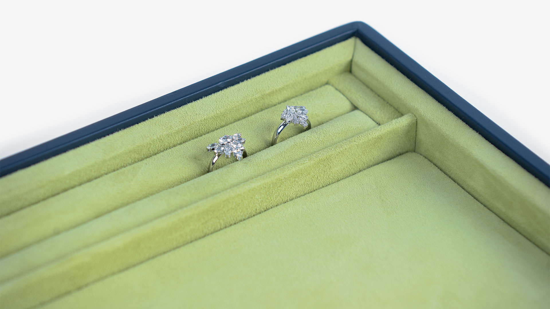 Nahaufnahme des hochwertigen Vorlagetabletts für Ringe in der Außenfarbe Indigo und Innenfarbe Pistache.