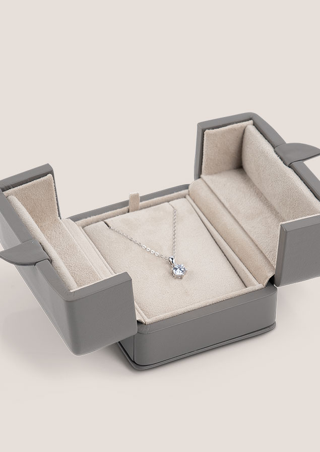 Nahaufnahme eines Anhänger-Etuis der Serie Versailles mit Außenfarbe Grey Brown und Innenfarbe Naturel.