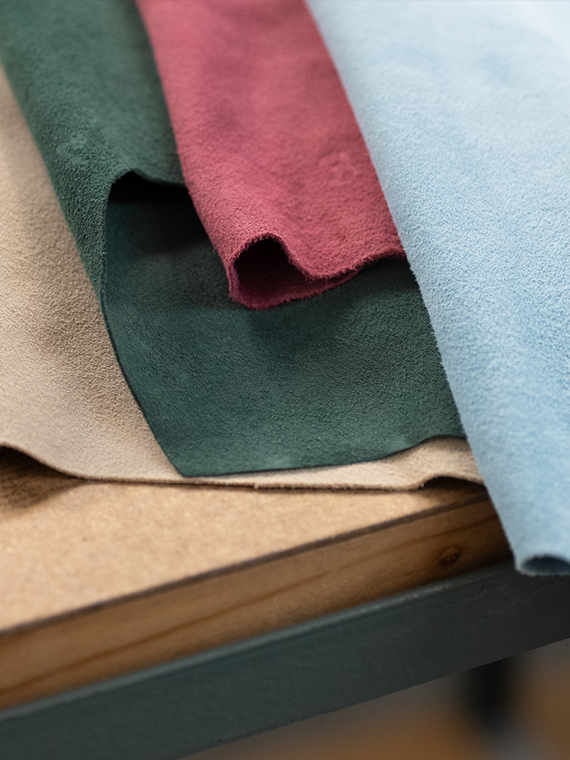 Detailaufnahme des Veloursleders in verschiedenen Farben