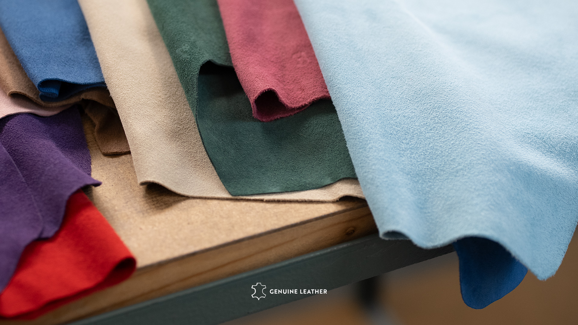 Detailaufnahme des Veloursleders in verschiedenen Farben