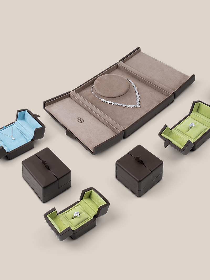 Arrangement der Etuiserie in verschiedenen Ausführungen in der Außenfarbe Terra.