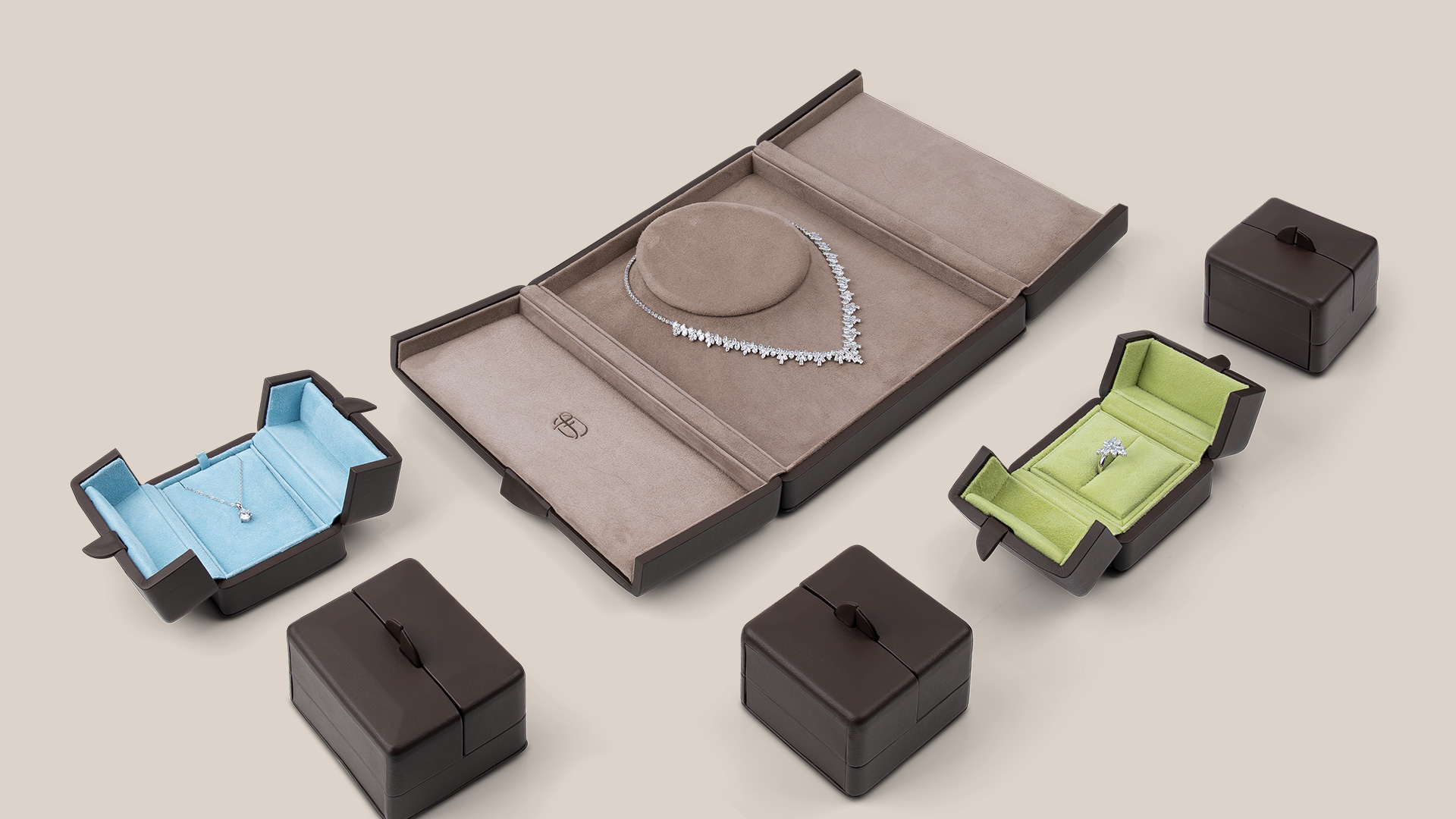 Arrangement der Etuiserie in verschiedenen Ausführungen in der Außenfarbe Terra.