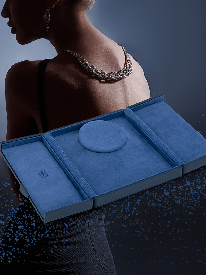 Hochwertiges Collier-Etui in der Außenfarbe Indigo und Innenfarbe Clematite.