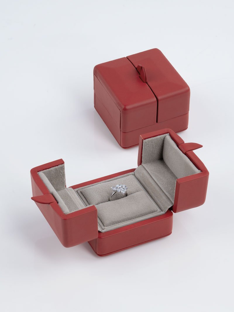 Fleur de Luxe Étui en cuir véritable avec anneaux en Lipstick Red ouvert, derrière un étui fermé