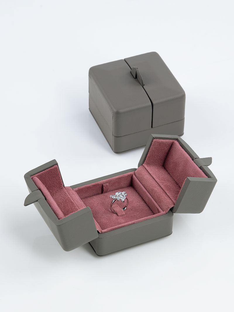 Fleur de Luxe Ecrin pour bague en cuir véritable avec languette en Grey-Brown - Rosé Fluo Ouvert, derrière un écrin fermé