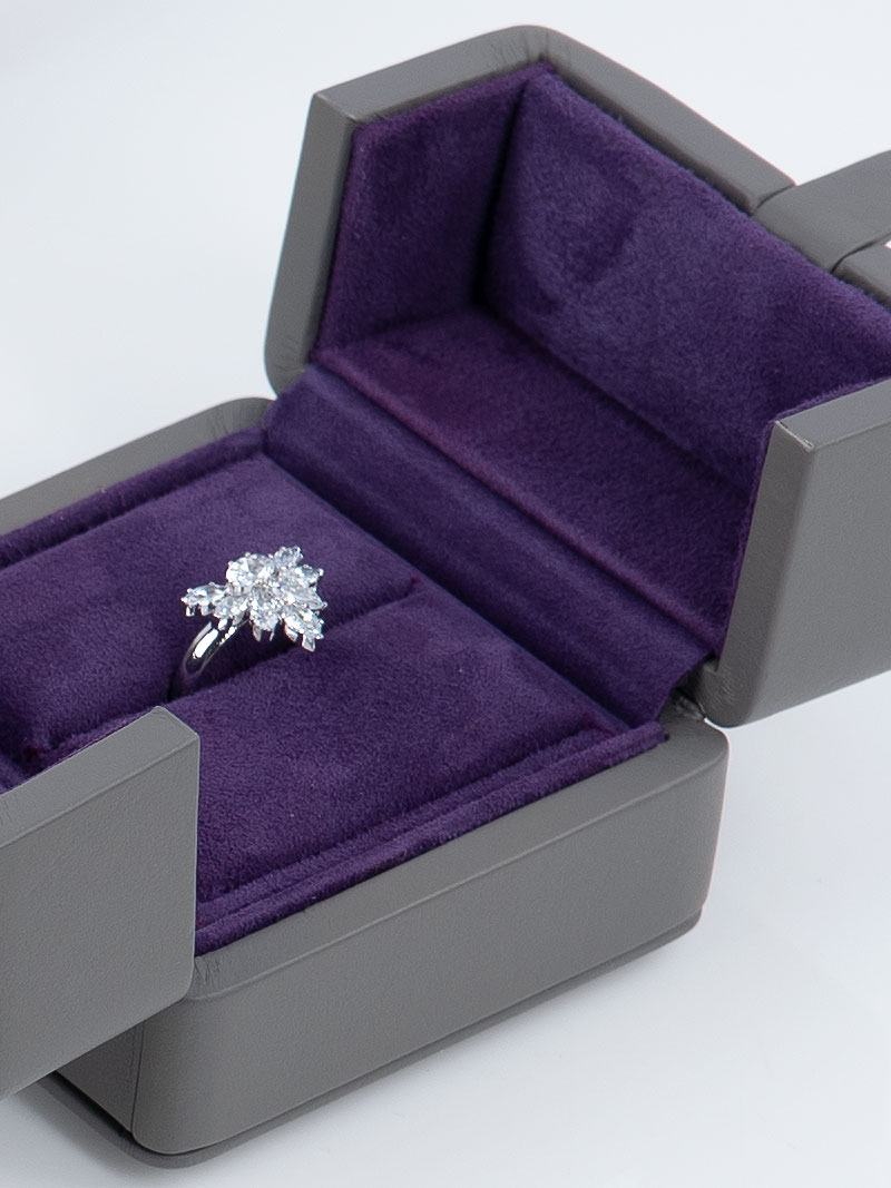 Détail d'un écrin Fleur de Luxe ouvert extérieur en cuir véritable gris, intérieur en cuir velours violet