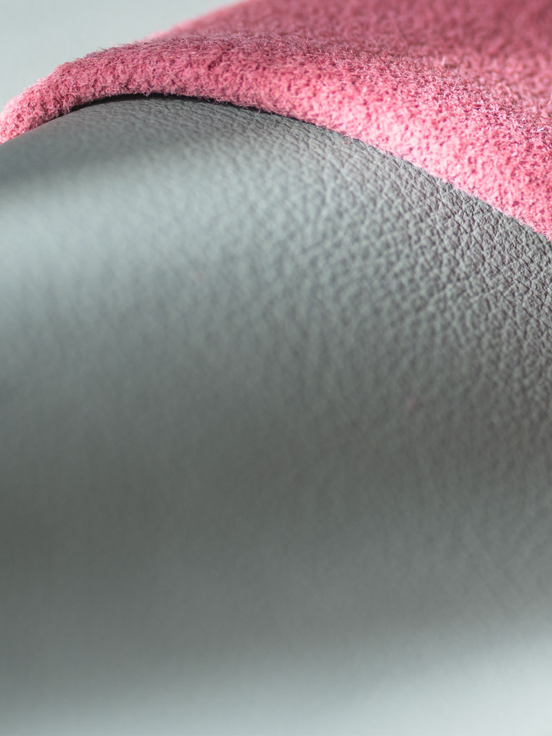 Gros plan sur les motifs en cuir véritable avec veinage, cuir lisse en Grey Brown, cuir velours en rosé fluo