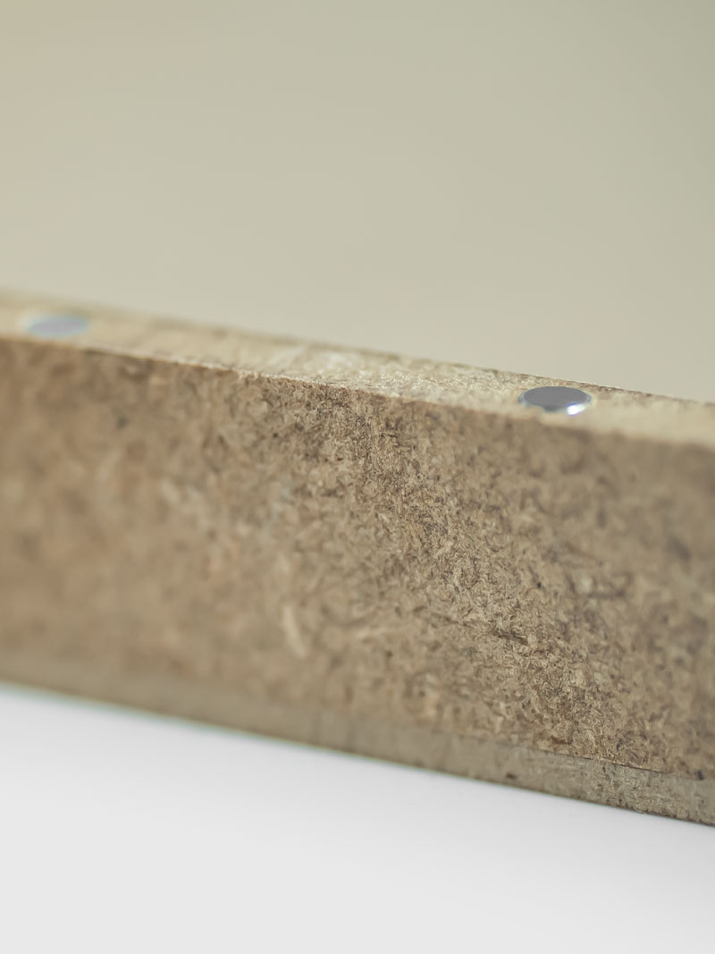 Fermeture magnétique invisible dans la paroi en bois d'un étui à bijoux avec aimants encastrés à fleur de surface