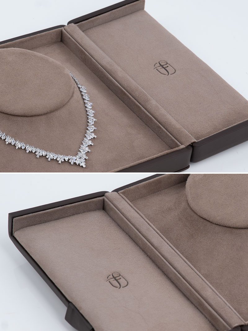 Logo gaufré à chaud sur la partie intérieure du couvercle à droite ou à gauche d'un étui à colliers dans les couleurs terra-tabac.