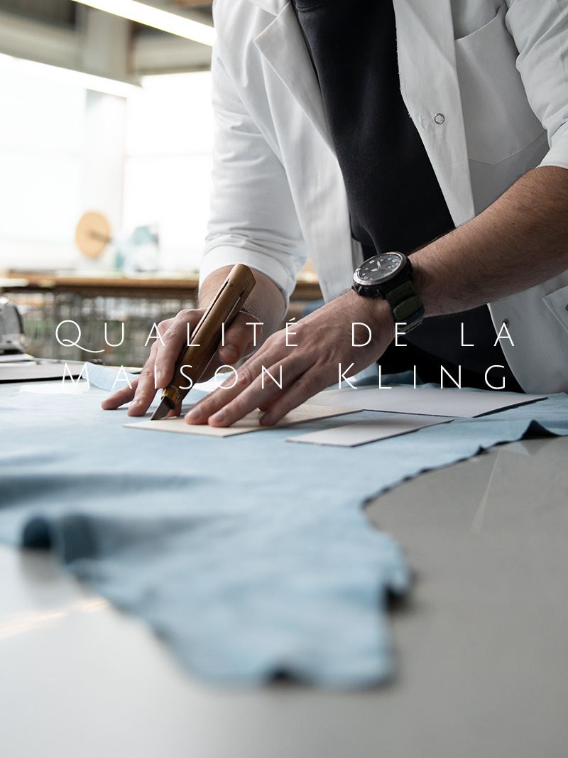 Découpe de cuir véritable dans la production pour le revêtement extérieur des écrins à bijoux Fleur de Luxe