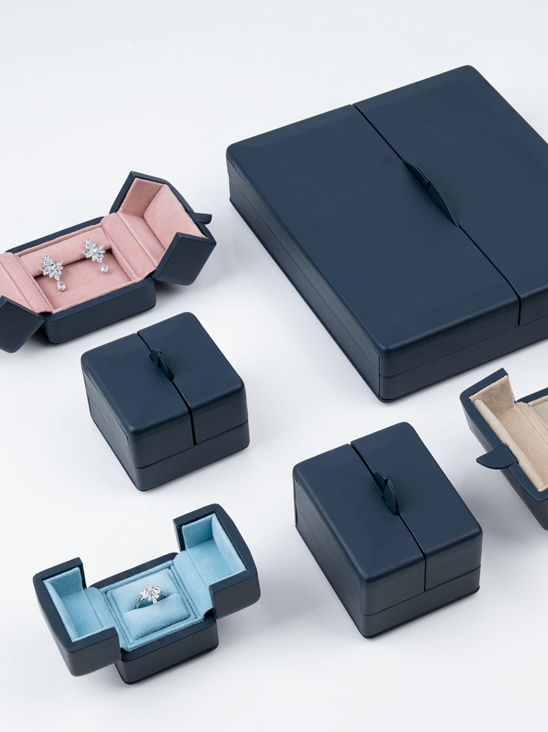 Série d'écrins Fleur de Luxe en différentes combinaisons de couleurs, couleur extérieure cuir véritable Indigo