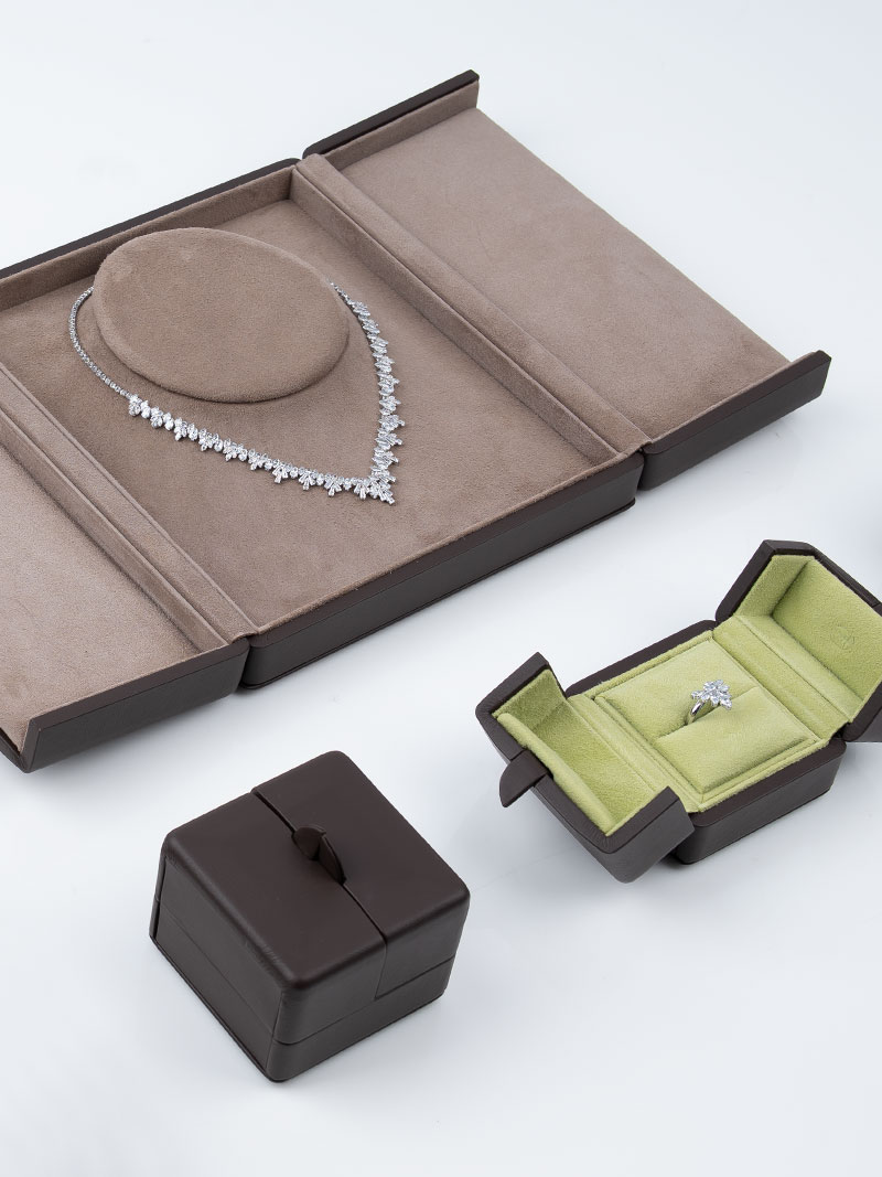 Fleur de Luxe Etui pour collier et bagues ouvert en différentes couleurs Terra-tabac et Terra-pistache