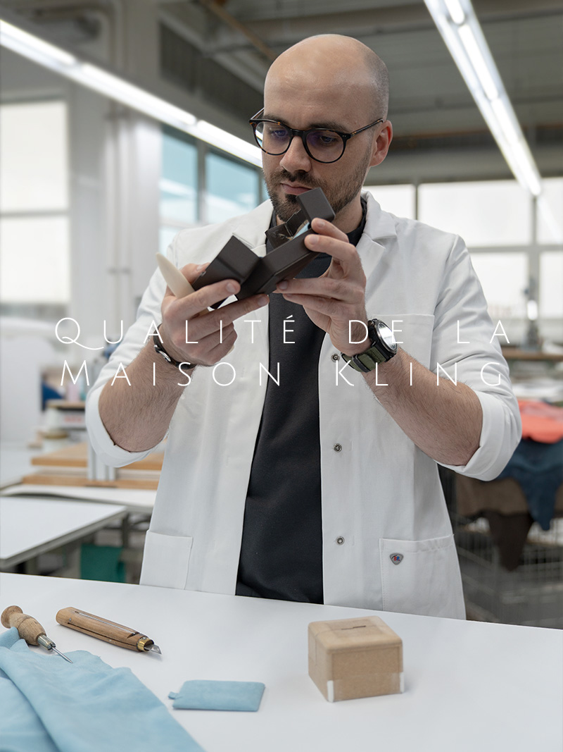 Ein Mann montiert sorgfältig den hochwertigen Lederstoff innen ein.